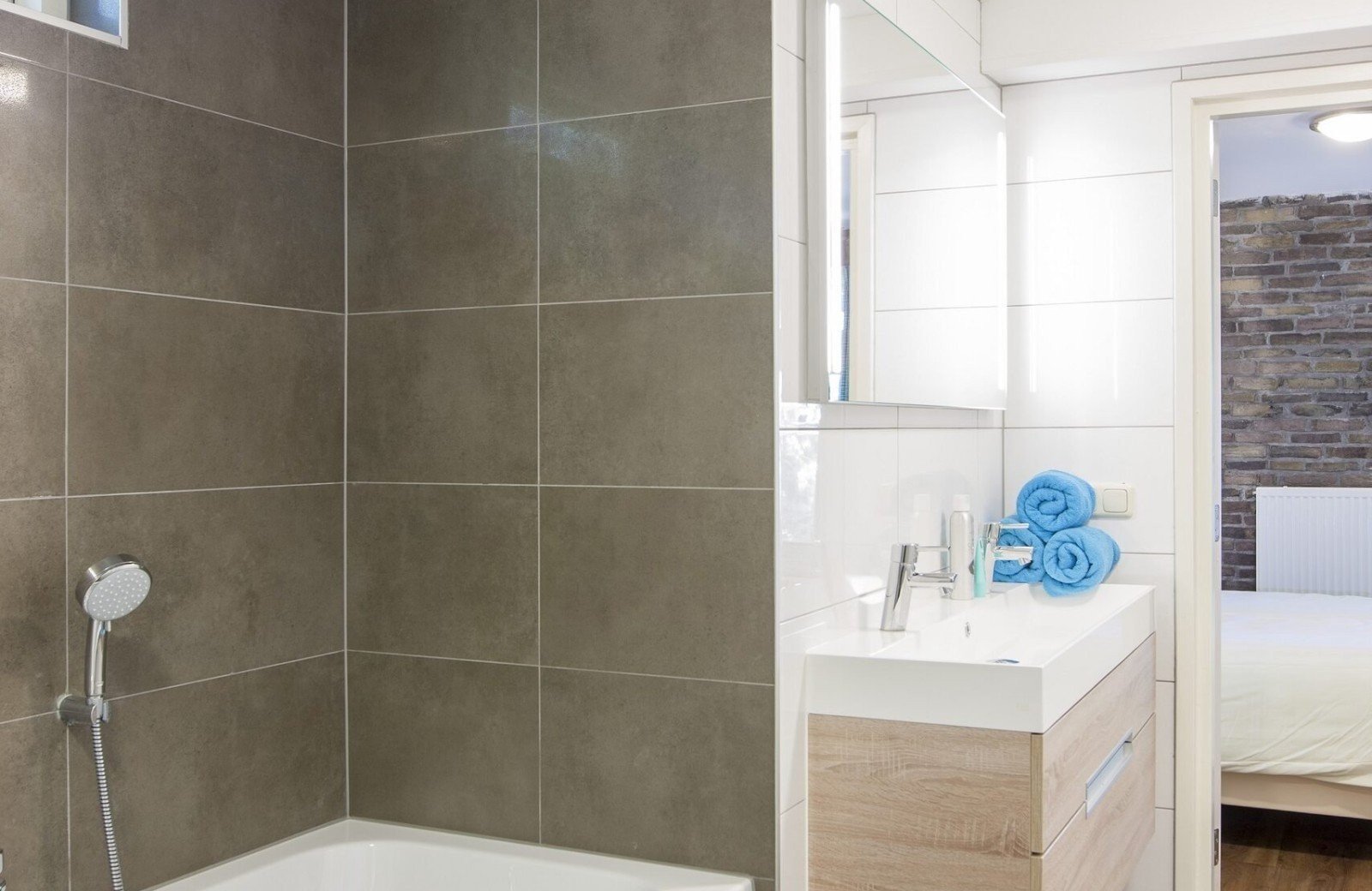 A luxe badkamer en detail slaapkamer