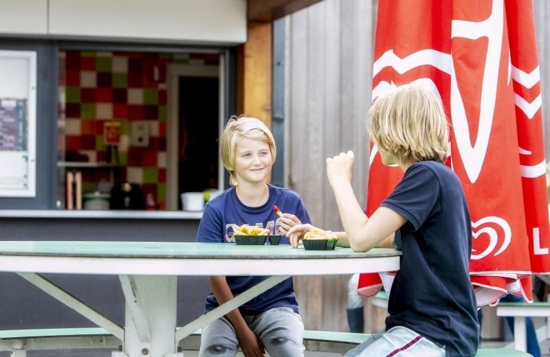 De rappehap friet eten