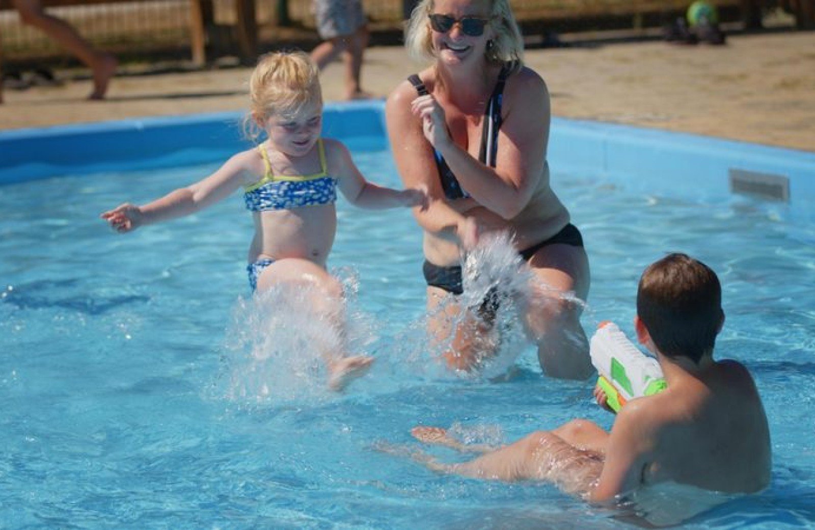 Large samen spetteren zwembad